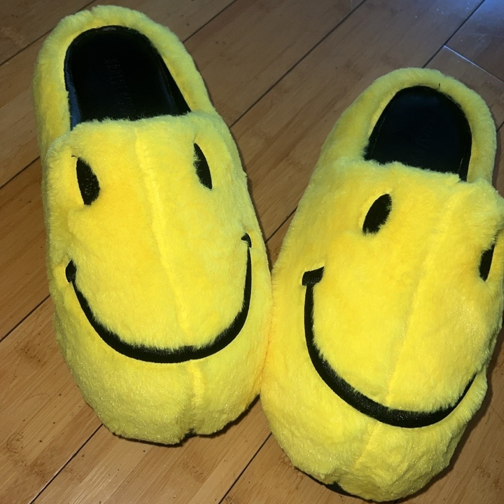 Smiley face platform clogs